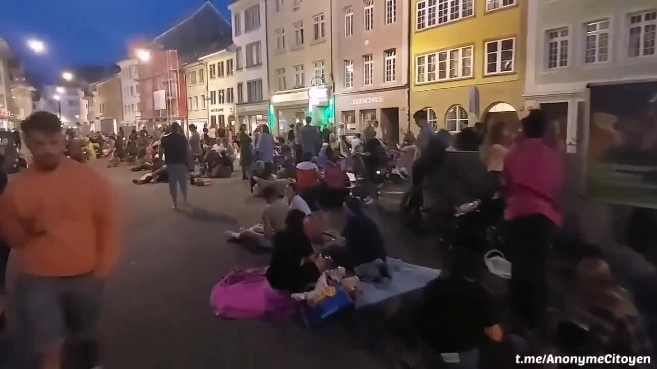 HTVL9 - People in Switzerland have picnics in street after Health Pass requirement in restaurant