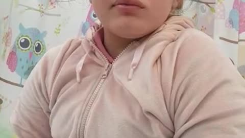 ילדה עם שיתוק בפנים בעקבות חיסון הקורונה
