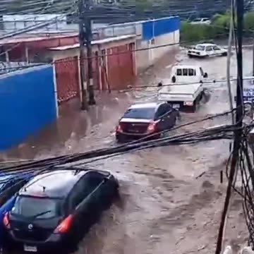 Major floods due to heavy downpour in Tegucigalpa, Honduras 🇭🇳 (14.06.2024)