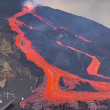 Here we see where the "Tsunami Fault Line" on the top ridge of the Cumbre Vieja volcano.