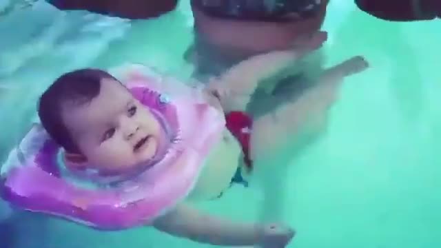 A MELHOR FORMA DE RELAXAR O SEU BEBE #piscina #bebe #crianças #memes #fyp #feliz #natação #shorts