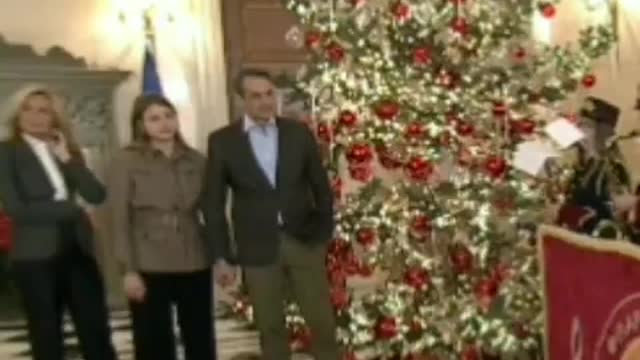 ΜΕ ΤΑ ΧΕΡΙΑ ΣΤΙΣ ΤΣΕΠΕΣ