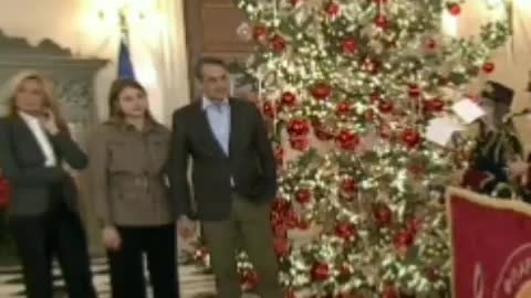 ΜΕ ΤΑ ΧΕΡΙΑ ΣΤΙΣ ΤΣΕΠΕΣ