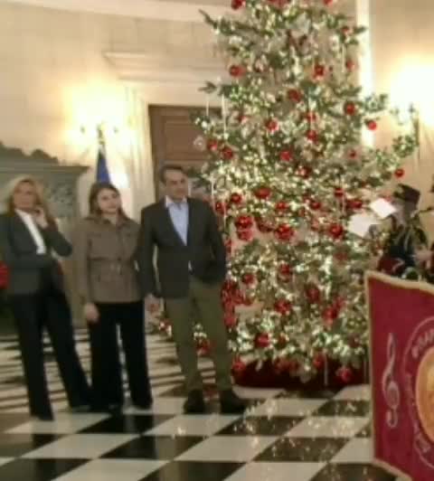 ΜΕ ΤΑ ΧΕΡΙΑ ΣΤΙΣ ΤΣΕΠΕΣ