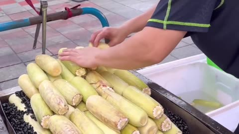 Unique_Grilled_Spicy_Corn_in_Taipei_Night_Market_-Taiwanese_Street_Food