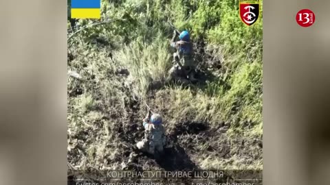 Ukrainian fighters enter Russians’ position with military equipment - Combat footage