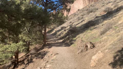 Central Oregon – Smith Rock State Park – Giant Boulders in Crooked River – 4K