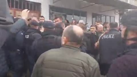 Policia e Kosovës përballë mbajtësve të barrikadave