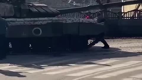 Shades of Tiananmen Square here as #Ukraine citizens try to hold back tanks with their bodies