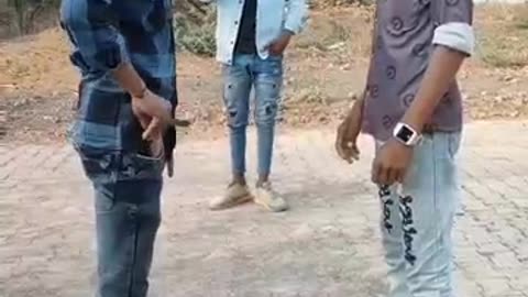 Dost bi satha chhod dete hai