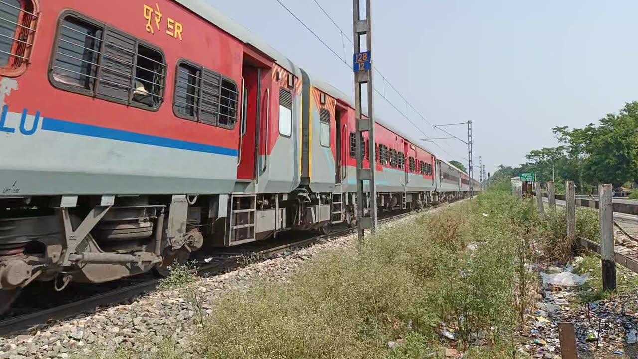 13168- Kolkata weekly Express WAP 7 hwh