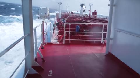 Ships in Storms | 10+ TERRIFYING MONSTER WAVES, Hurricanes & Thunderstorms at Sea