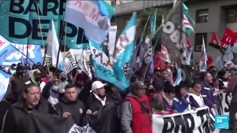 Protesters take to streets of Buenos Aires as Argentina economic crisis deepens • FRANCE 24