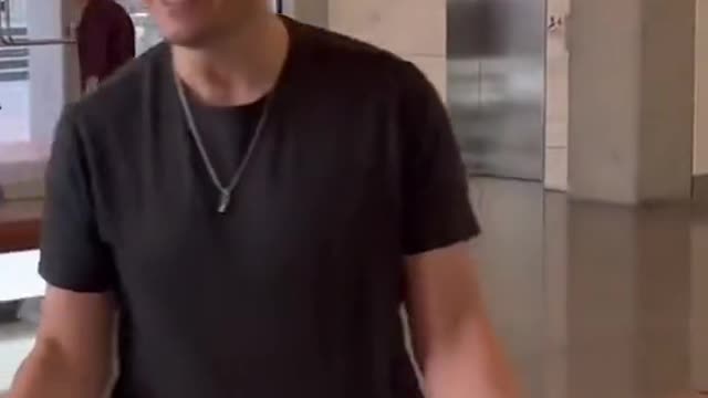 “Let that sink in!” Elon Musk posts video of him carrying a sink into Twitter HQ ahead of