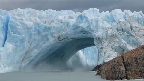 Glacier bridge collapse in perito Moreno