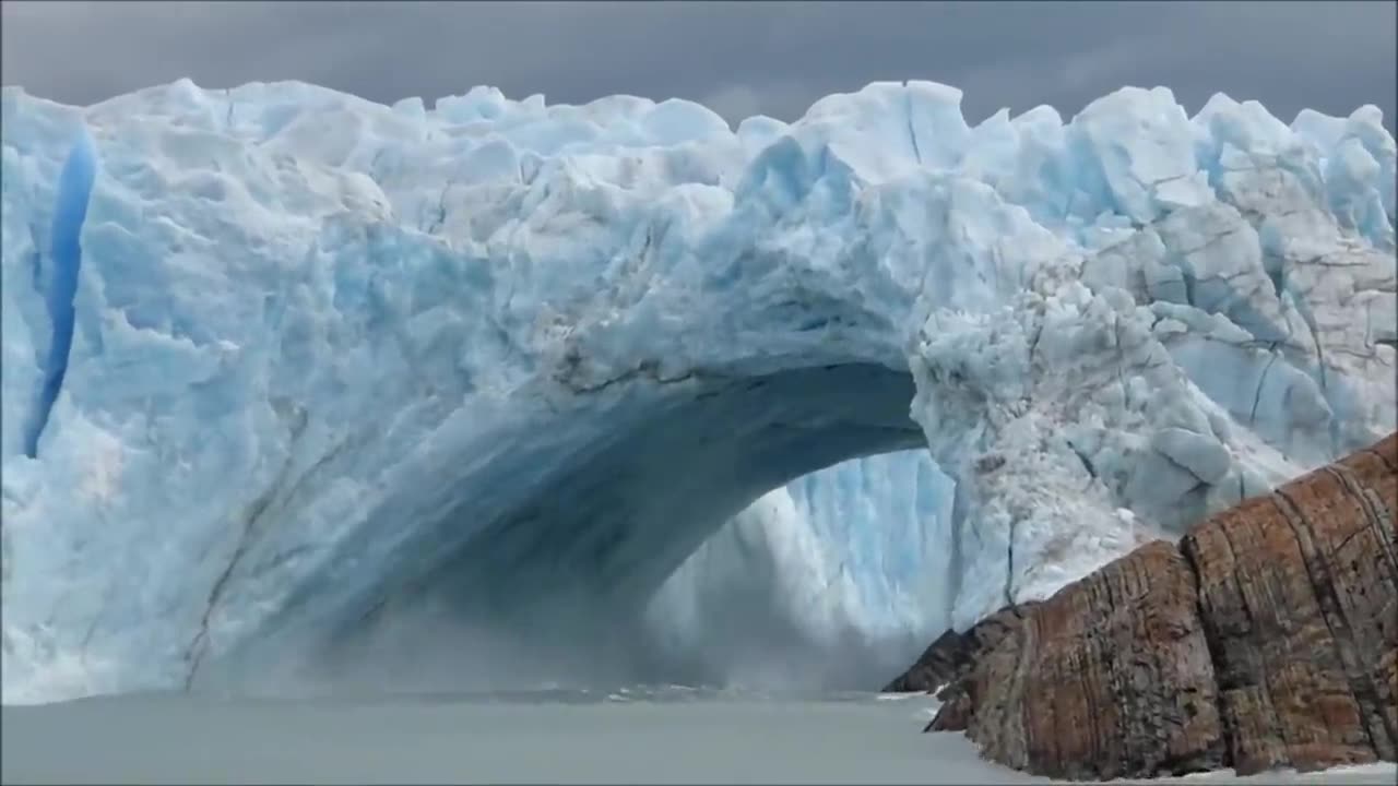 Glacier bridge collapse in perito Moreno