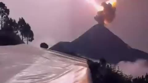 VOLCAN EN GUATEMALA