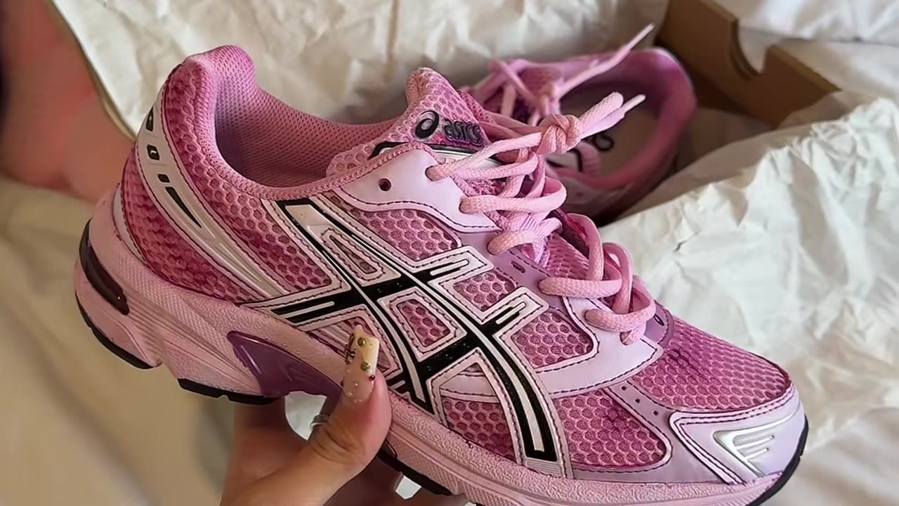 The only pink asics need 💞