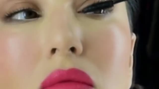 Sunny Leone makeup video