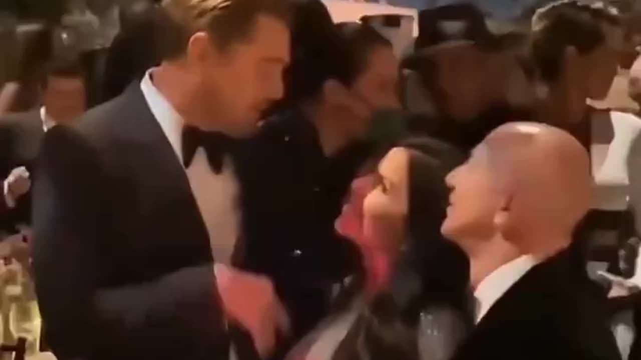 When Leonardo Dicaprio met Jeff Bezos & his girlfriend at the Art Gala in LA
