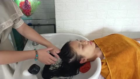 Relax Shampoo to Relieve Stress - Best Service in Vietnam Barbershop