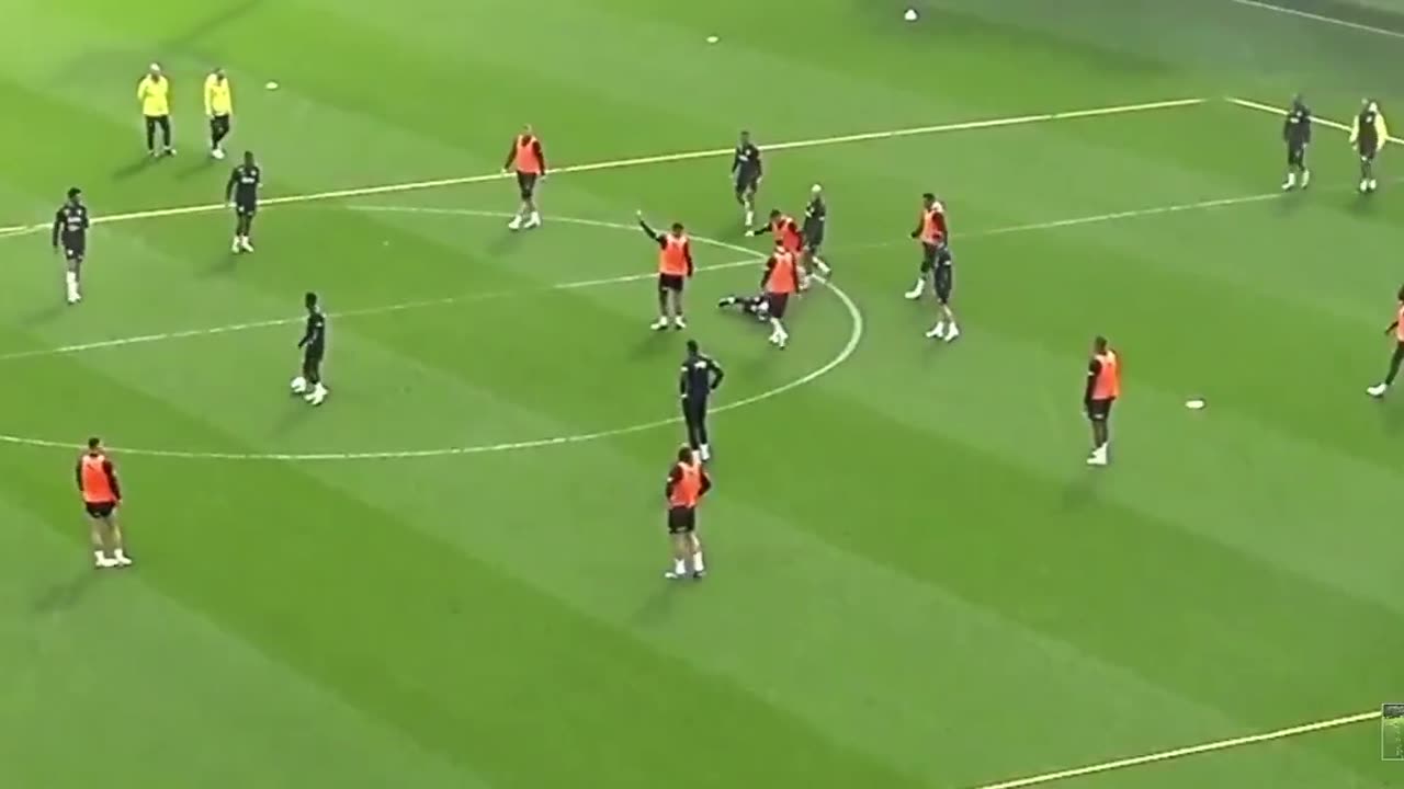 Mourinho crunched by Fenerbahce player in training