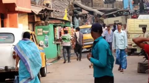 Foreign funny video: a boy smashes a passer-by with a water polo