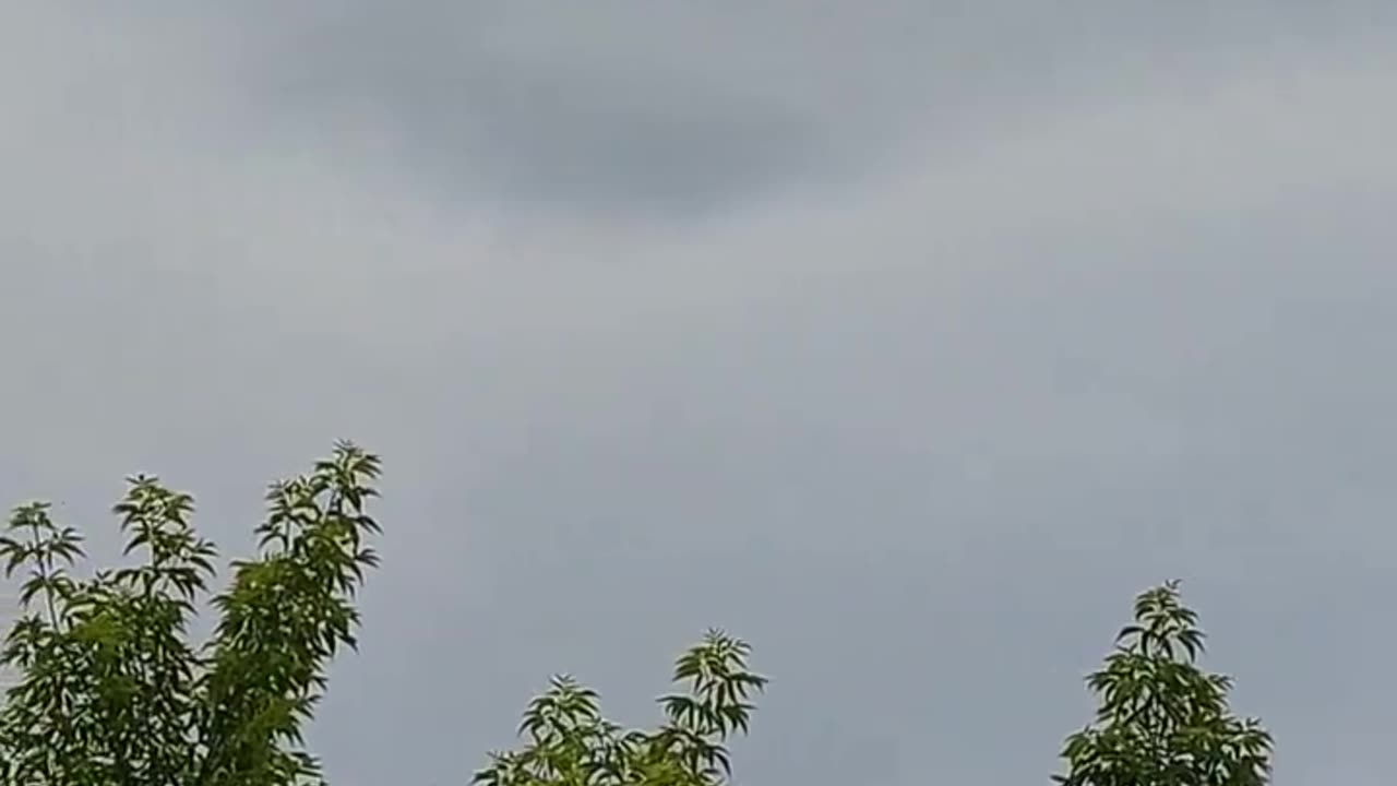 Rare Cloud Formation Captured in St. Catharines, Ontario 02-06-24| Rara Formación de Nube