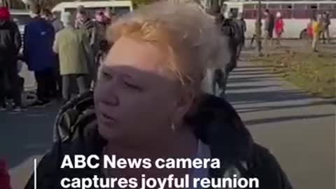 James Longman encounters special moment while interviewing activist in Kherson l ABC News