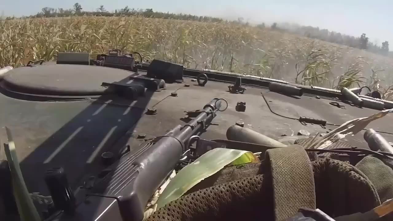 Ukrainian APC Lights Up Russian Lines with 30mm Cannon