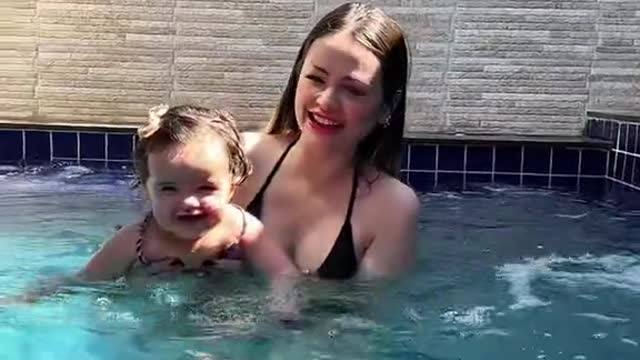 Primeira vez da nossa Melissa na piscina!