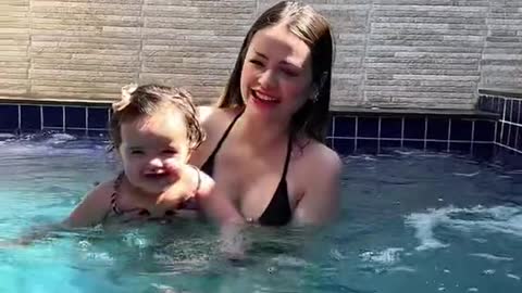 Primeira vez da nossa Melissa na piscina!