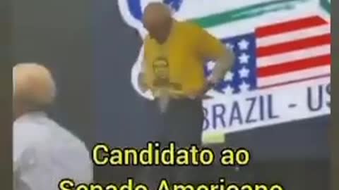 Candidato Americano veste camisa do Bolsonaro