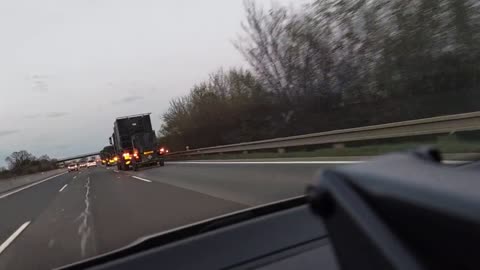 Konvoj českých zbraní na Ukrajinu na D1 u Bratislavy 17.4.