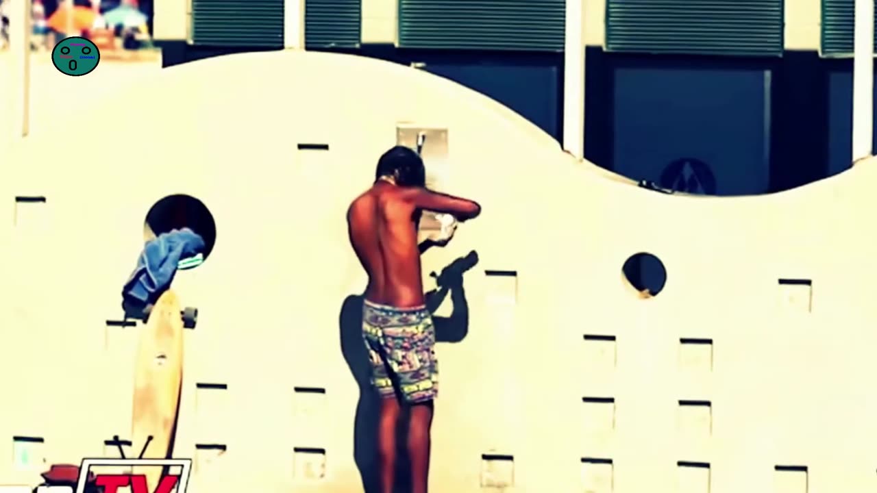 Top Funny videos - Shampoo prank on beach-video global