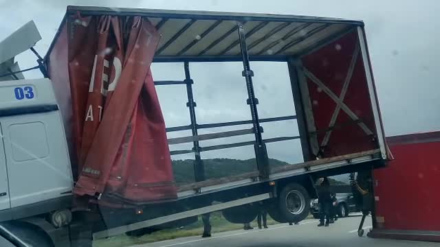 Permbyset kamioni ne Tepelene
