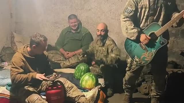 Gay Ukrainian soldiers cheer themselves up with music