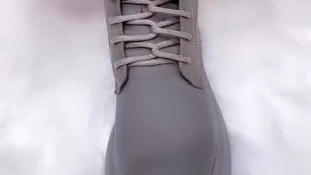 Is it possible to describe in words how to tie a shoelace?