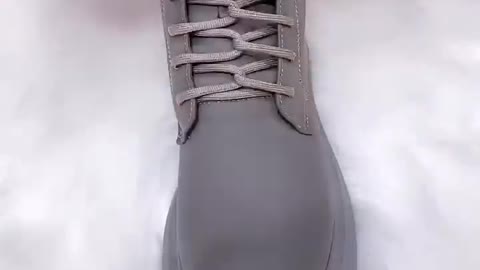 Is it possible to describe in words how to tie a shoelace?
