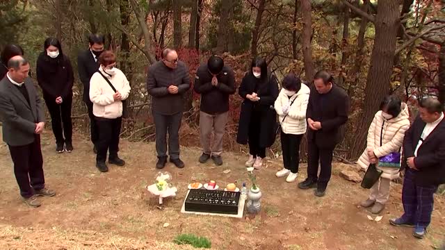 "I can't let her go": a Seoul family mourns