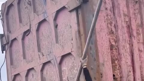 Lady truck driver showing off her skills 🚚