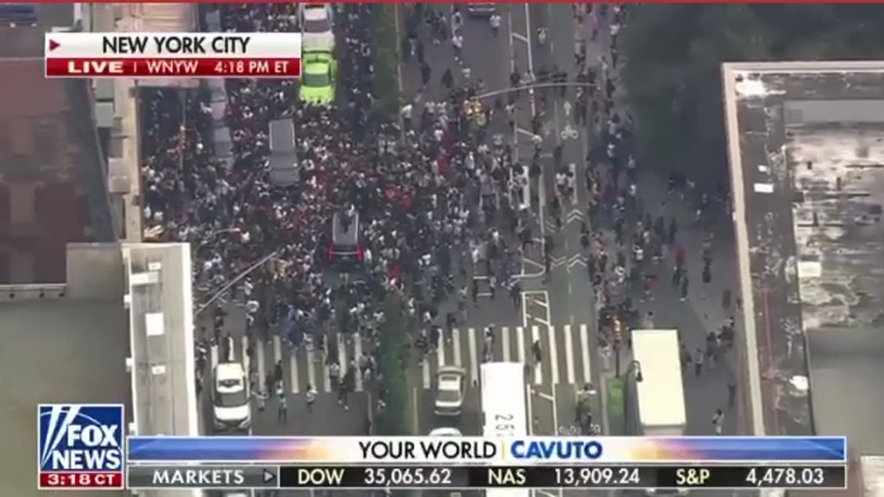 🚨 Chaos erupts at NYC is Union Square over Youtubers giveaway