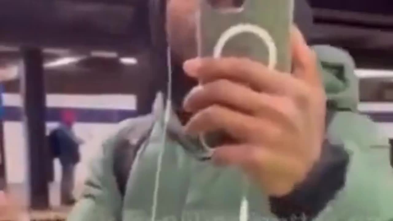 Black man harassed and say racist slurs to old asian man 01