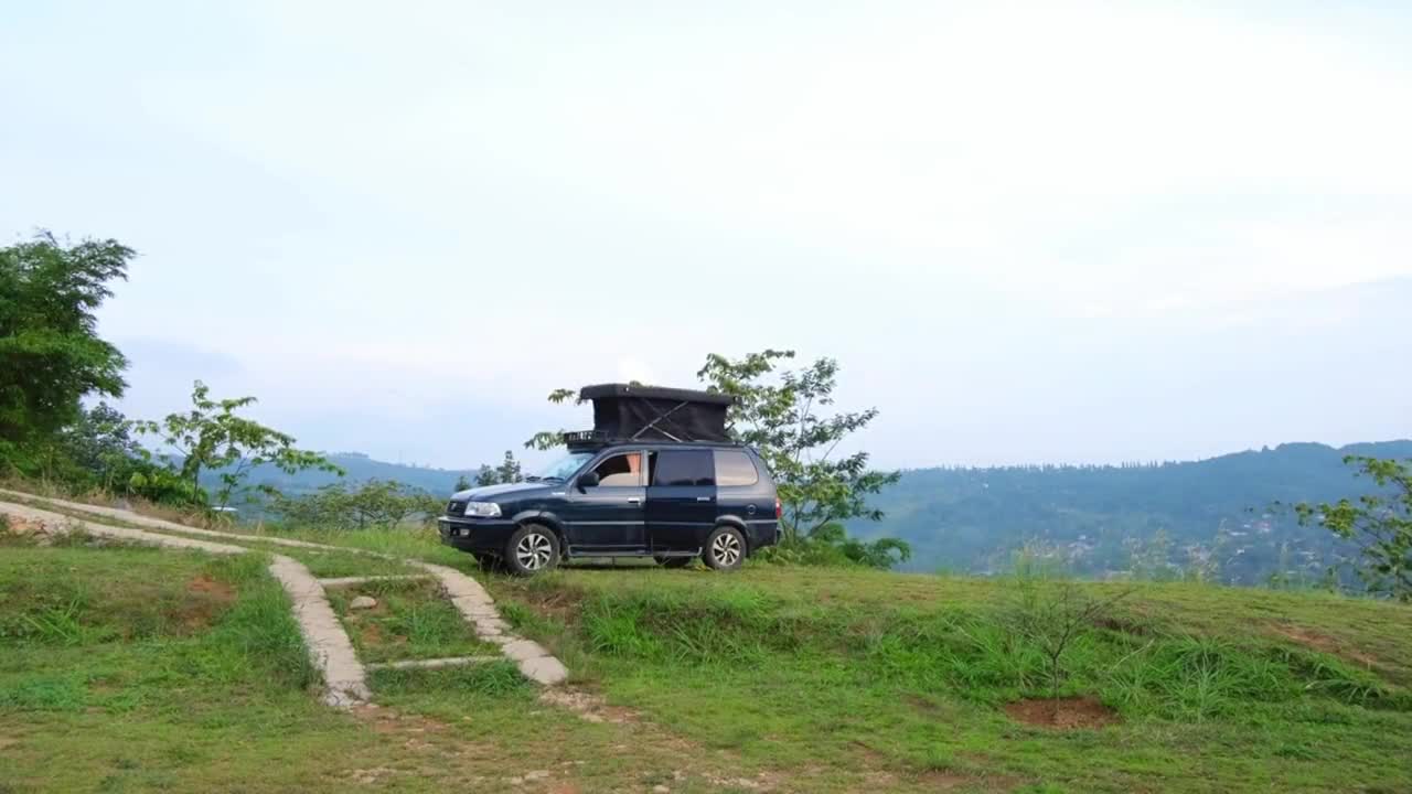 Single car camping, enjoy a simple and comfortable life