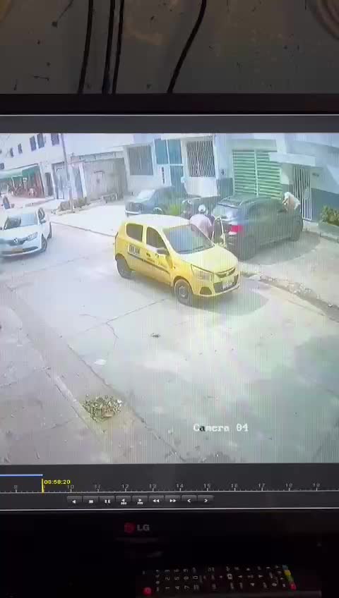 Taxi arrolla a pasajera