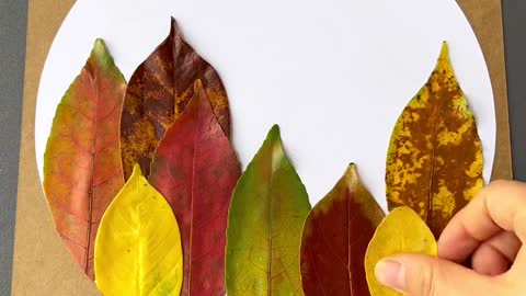 Just a few fallen leaves can be used to draw autumn colors. Bring your children to have a try!