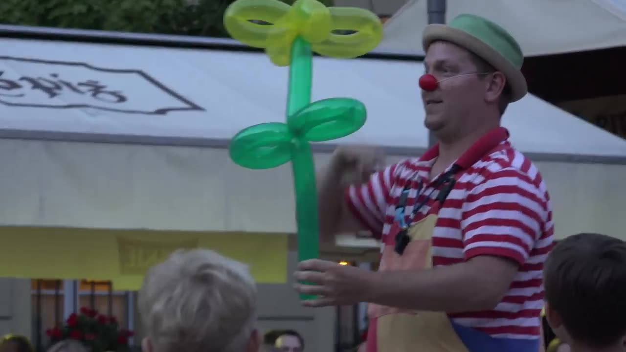 Pepe The Clown - VERY FUNNY clown on street