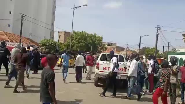 Barthelemy Diaz accompagné au tribunal par les partisans de Yewi Askan Wi