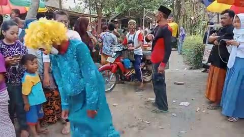 Funny dancing clown