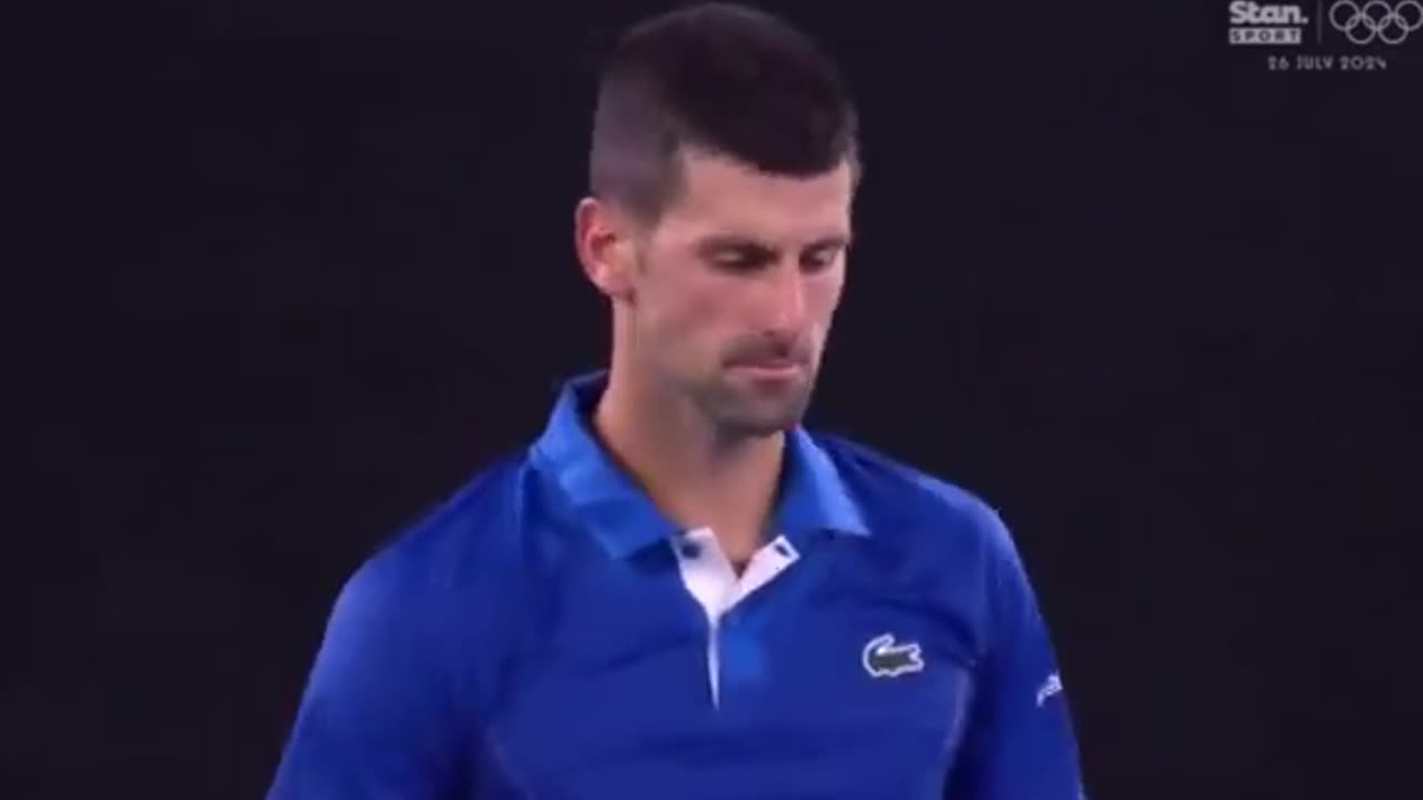 The crowd heckles Novak Djokovic: “Get vaccinated!